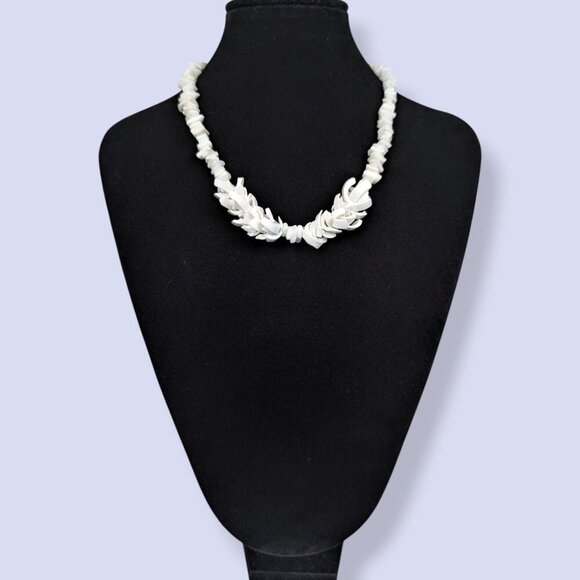 Vintage "Bowtie" Shell Necklace - Picture 2 of 5